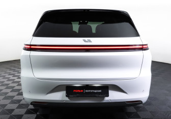 Подержанный автомобиль LiXiang L6 2024 года (6 фото)