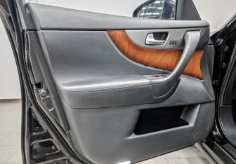 Подержанный автомобиль Infiniti QX70 2013 года (19 фото)