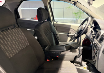 Подержанный автомобиль Renault Logan Sedan 2009 года (10 фото)
