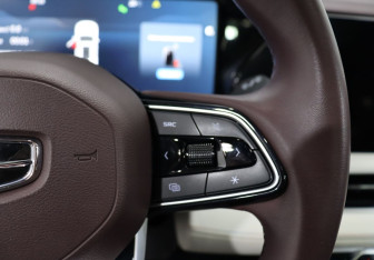 Подержанный автомобиль Geely Monjaro 2023 года (16 фото)