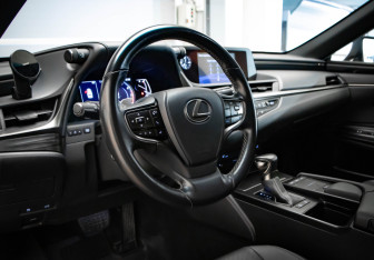 Подержанный автомобиль Lexus ES 2020 года (7 фото)