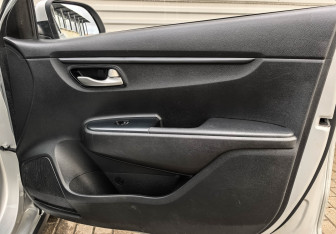 Подержанный автомобиль Kia Rio Hatchback 2021 года (24 фото)