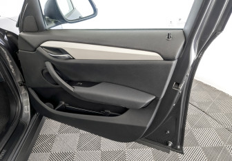 Подержанный автомобиль BMW X1 2014 года (24 фото)