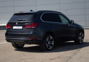 Подержанный автомобиль BMW X5 2015 года (5 фото)
