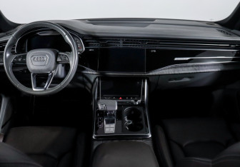 Подержанный автомобиль Audi Q8 2019 года (12 фото)