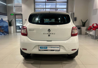 Подержанный автомобиль Renault Sandero 2015 года (5 фото)