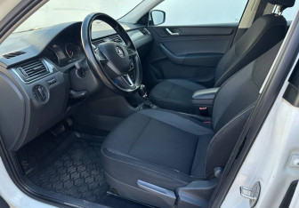 Подержанный автомобиль Skoda Rapid Liftback 2015 года (9 фото)