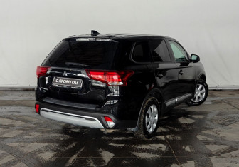 Подержанный автомобиль Mitsubishi Outlander 2021 года (7 фото)