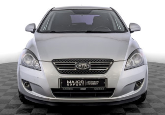Подержанный автомобиль Kia Ceed Hatchback 2009 года (2 фото)