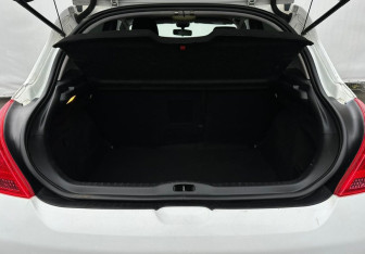 Подержанный автомобиль Peugeot 308 Hatchback 2011 года (15 фото)