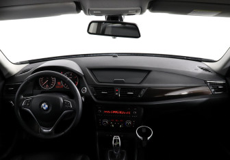 Подержанный автомобиль BMW X1 2013 года (12 фото)