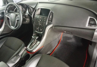 Подержанный автомобиль Opel Astra Wagon 2013 года (11 фото)