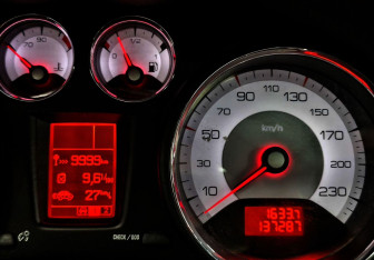 Подержанный автомобиль Peugeot 308 Hatchback 2008 года (16 фото)