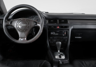 Подержанный автомобиль Audi A6 Wagon 1999 года (12 фото)