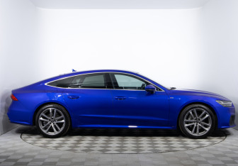 Подержанный автомобиль Audi A7 2022 года (4 фото)