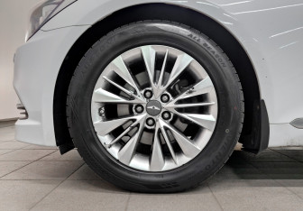 Подержанный автомобиль Hyundai Genesis 2014 года (18 фото)