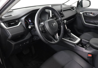 Подержанный автомобиль Toyota RAV4 2021 года (9 фото)