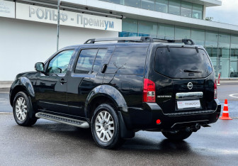 Подержанный автомобиль Nissan Pathfinder 2012 года (7 фото)