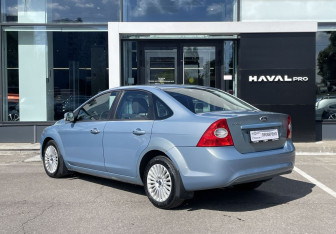Подержанный автомобиль Ford Focus Sedan 2010 года (7 фото)