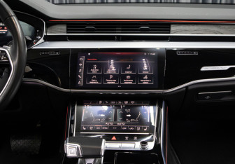 Подержанный автомобиль Audi A8 2023 года (14 фото)
