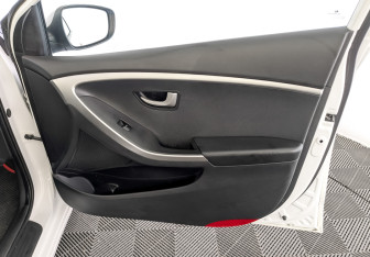 Подержанный автомобиль Hyundai i30 Hatchback 2012 года (24 фото)