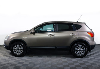 Подержанный автомобиль Nissan Qashqai 2008 года (8 фото)