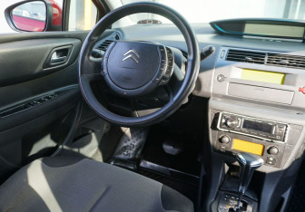 Подержанный автомобиль Citroen C4 Hatchback 2010 года (12 фото)