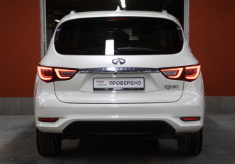 Подержанный автомобиль Infiniti QX60 2017 года (6 фото)