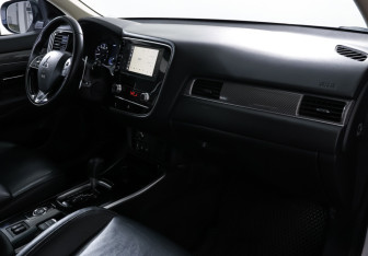 Подержанный автомобиль Mitsubishi Outlander 2021 года (11 фото)
