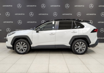 Подержанный автомобиль Toyota RAV4 2025 года (8 фото)