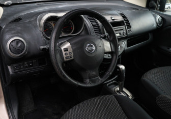 Подержанный автомобиль Nissan Note 2007 года (10 фото)