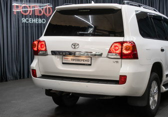 Подержанный автомобиль Toyota Land Cruiser Suv 2014 года (23 фото)