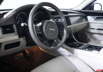Подержанный автомобиль Jaguar XF Sedan 2017 года (14 фото)