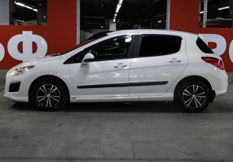 Подержанный автомобиль Peugeot 308 Hatchback 2011 года (8 фото)