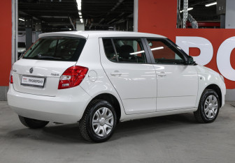 Подержанный автомобиль Skoda Fabia Hatchback 2013 года (5 фото)