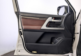 Подержанный автомобиль Toyota Land Cruiser Suv 2016 года (19 фото)