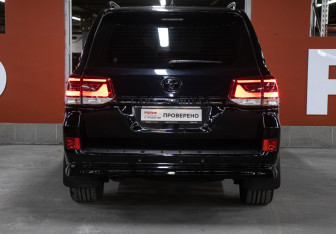 Подержанный автомобиль Toyota Land Cruiser Suv 2018 года (6 фото)