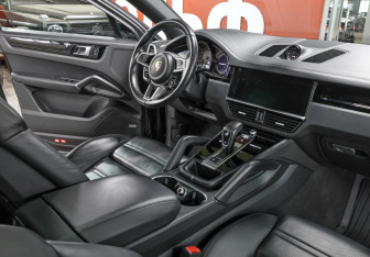 Подержанный автомобиль Porsche Cayenne 2020 года (11 фото)