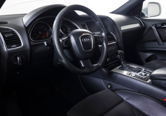 Подержанный автомобиль Audi Q7 2011 года (13 фото)