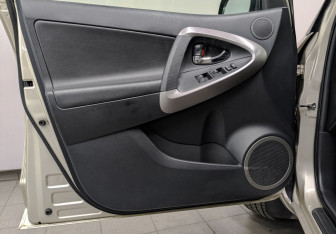Подержанный автомобиль Toyota RAV4 2007 года (19 фото)
