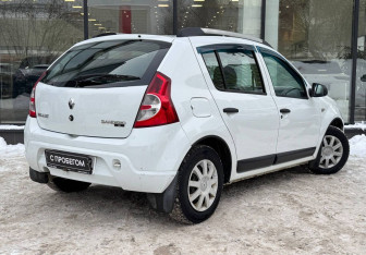 Подержанный автомобиль Renault Sandero 2013 года (8 фото)