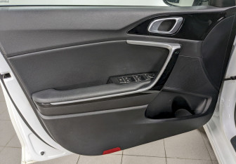 Подержанный автомобиль Kia Ceed Wagon 2020 года (11 фото)