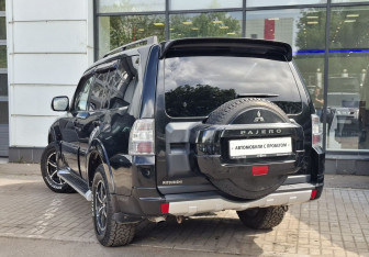 Подержанный автомобиль Mitsubishi Pajero 2011 года (7 фото)