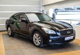 Подержанный автомобиль Infiniti Q70 2014 года (3 фото)