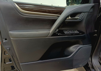 Подержанный автомобиль Lexus LX 2016 года (19 фото)