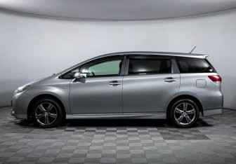Подержанный автомобиль Toyota Wish Minivan 2010 года (8 фото)