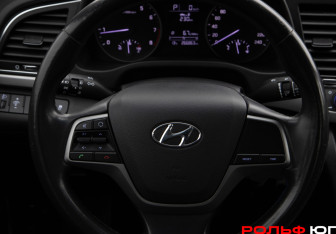 Подержанный автомобиль Hyundai Elantra Sedan 2017 года (12 фото)