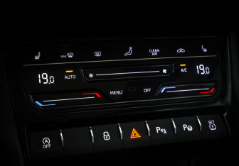 Подержанный автомобиль Skoda Karoq 2023 года (19 фото)