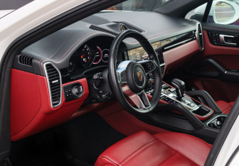 Подержанный автомобиль Porsche Cayenne 2020 года (17 фото)