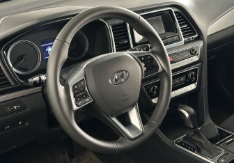 Подержанный автомобиль Hyundai Sonata 2018 года (12 фото)